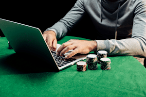 Die Verifizierung bei einem Online-Casino stellt sicher, dass Minderjährige nicht Glücksspiel spielen.